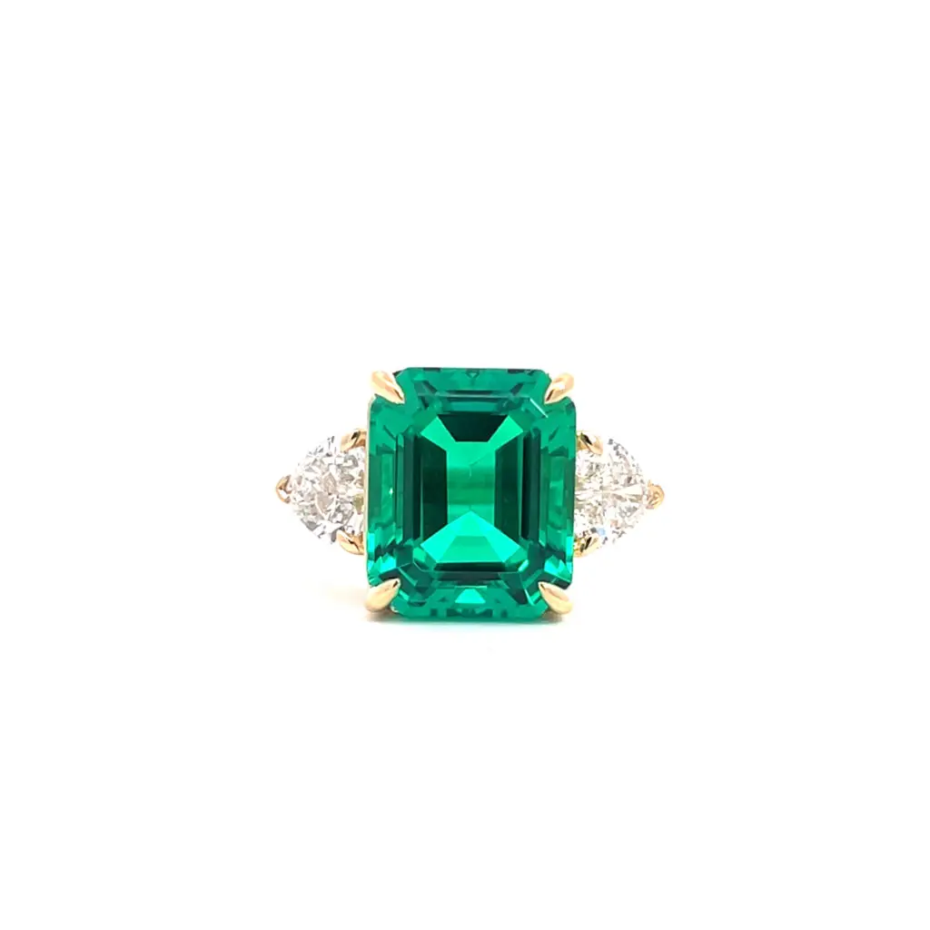 Anillo 14kt Oro Amarillo con Esmeralda y Diamante de Laboratorio