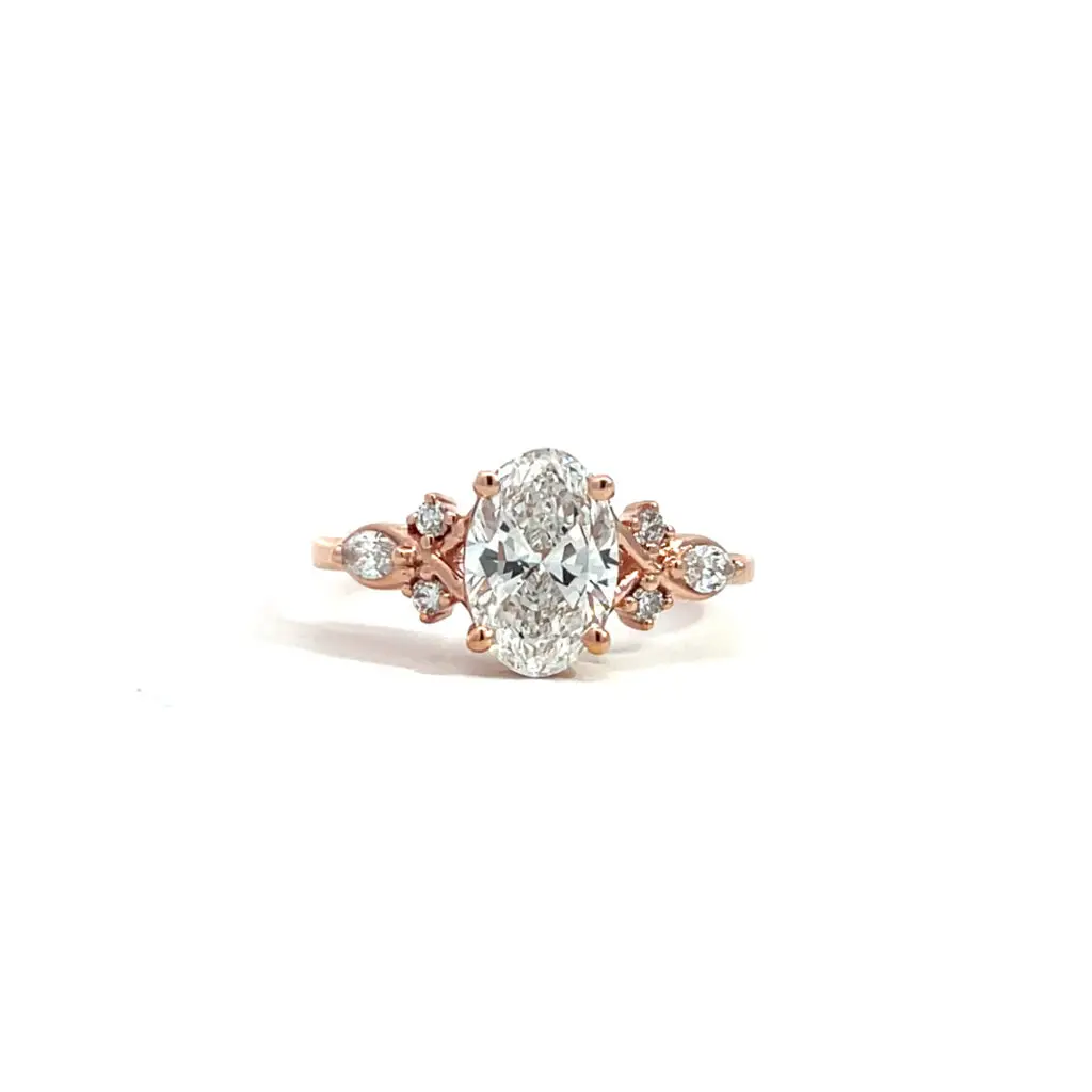 Anillo 10kt Oro Rosa Piedras con Diamante de Laboratorio Corte Oval 1.50ct